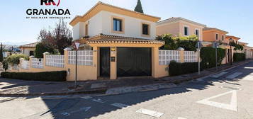 Chalet en calle Mar Liguria en Albolote