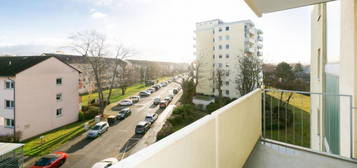 Helle Zwei Zimmerwohnung mit Aufzug, Balkon, Keller, Tiefgarage