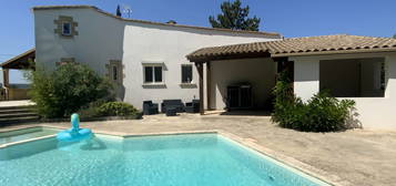 Villa d'architecte avec piscine  proche village Pont du Gard