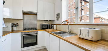 Flat to rent in Wetherill Road, London N10