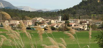 Maison de village avec cour et dépendance meublée