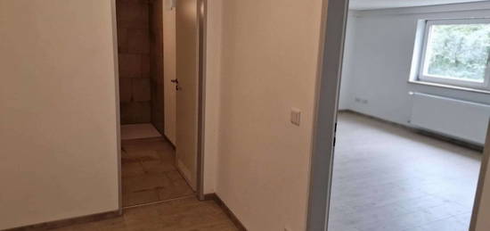 Erstbezug nach Sanierung mit Einbauküche: 1,5-Raum-Souterrain-Wohnung mit geh. Innenausstattung