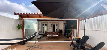 Apartamento T1 c/ terraço e garagem