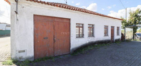 Moradia com três quartos, localizada no centro de Perrães, freguesia d