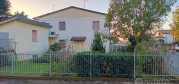 Casa con giardino e box immobiliata