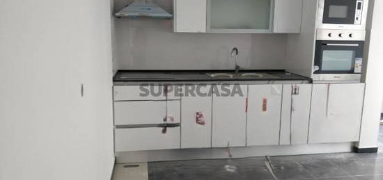 Apartamento remodelado 3 assoalhadas 1º andar Cruz de Pau (arrendado até Maio 2025)