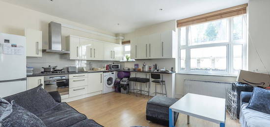 Flat to rent in High Street, London N8