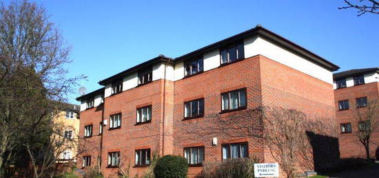 Flat to rent in London Road, High Wycombe HP11