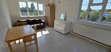 Flat to rent in Hendon Way, London NW2