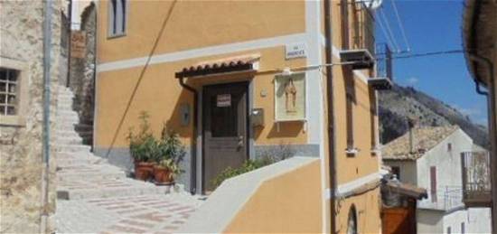 Casa indipendente in vendita a Roccamandolfi