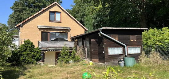 Renovierungsbedürftiges Einfamilienhaus mit Vollkeller und Garage in guter grüner Ortslage