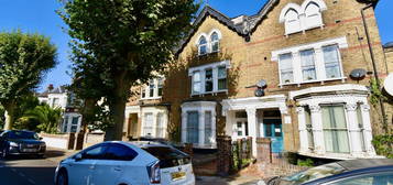 Flat to rent in Victoria Road, Kilburn, London NW6