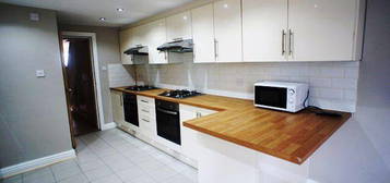 8 bedroom terraced house to rent