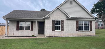 20 Pinewood Dr, Oakland, TN 38060