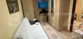 Apartament 2 camere, baie, bucatarie.