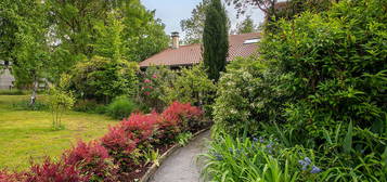 Maison au coeur d'un jardin à l'anglaise