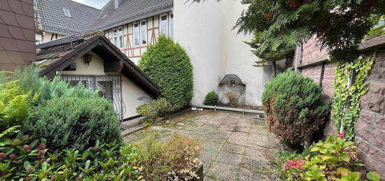 4 Zi.-Wohnung, Kü, 2 Bäder, 3 Abstellräume, Terrasse, Garage