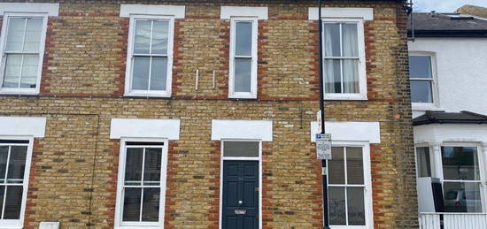 Flat to rent in Gilstead Road, London SW6