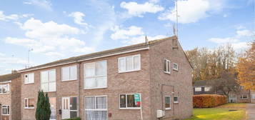 Flat to rent in Lodge Close, Banbury OX16