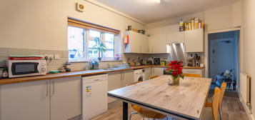 6 bed terraced house to rent