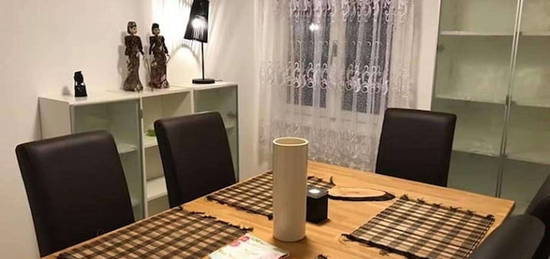 Stilvolle, modernisierte 2-Zimmer-Wohnung mit Balkon und Einbauküche in Bonn