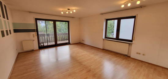 Großzügige Obergeschosswohnung mit Balkon und Garage