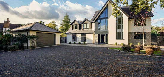 6 bedroom detached house