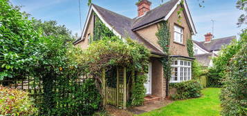 Detached house for sale in Silverdale Road, Wargrave, Reading, Berkshire RG10