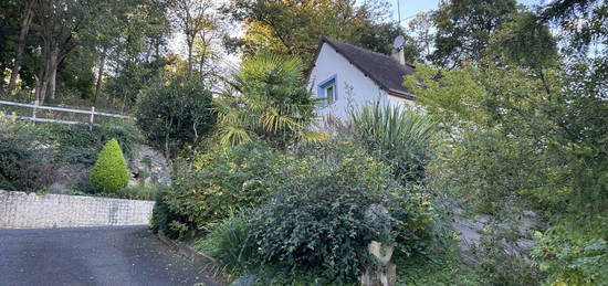 Maison d'habitation élevée sur sous sol total