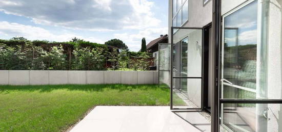 Gartenwohnung mit großer Terrasse, Einbauküche und Stellplatz