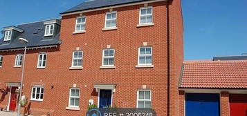 5 bed semi-detached house to rent