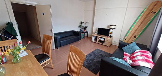 Flat to rent in City Road, Cathays, Cardiff CF24