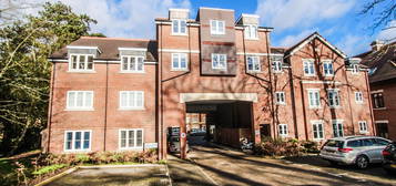 Flat to rent in Lockhart Road, Watford, Hertfordshire WD17