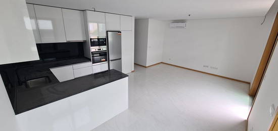 Arrendamento de Apartamento T3  na alameda Silva Rocha, 74