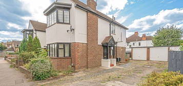 Maisonette to rent in Hampton Court Way, Thames Ditton KT7