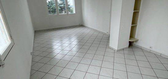 Appartement F3 + cave 65 m2 parkings gratuits