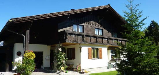 Einfamilienhaus mit großem Grundstück und Bergblick