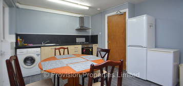 4 bed town house to rent