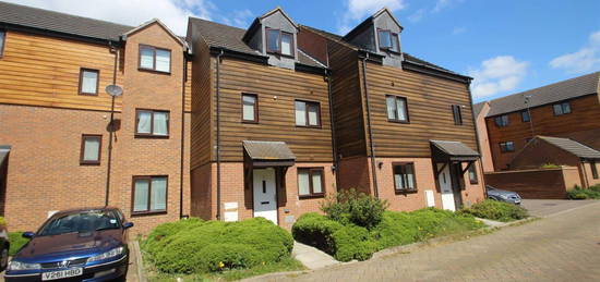 Town house to rent in Ropley Way, Broughton, Milton Keynes MK10