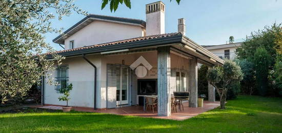 VILLA SINGOLA A LAZISE