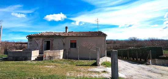 Casa indipendente con terreno di pertinenza