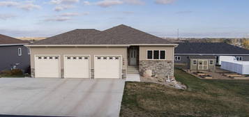 1046 Otter Loop, Hazen, ND 58545