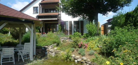 Idyllische Haushälfte mit gewachsenem Garten in toller Lage