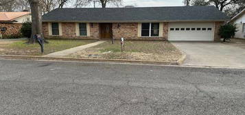 320 Merrell Dr, Sulphur Springs, TX 75482