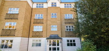 Flat to rent in Hillary Drive, Isleworth TW7