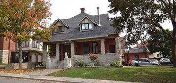 17 Marlborough Ave E #103, Ottawa, ON K1N 8E6