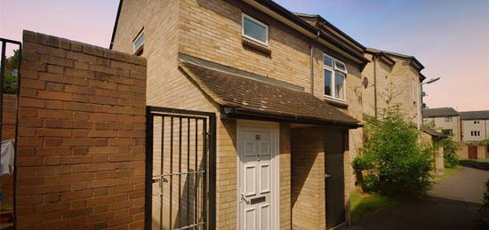 Flat to rent in Hollands Walk, Vange, Basildon SS16