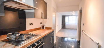 Flat to rent in Augustus Close, Brentford TW8