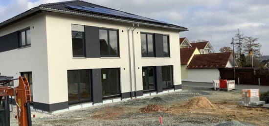 NEUBAU/ERSTBEZUG: Großzügige und effiziente DHH mit EBK, Garage, Carport, PV-Anlage (Eff40)