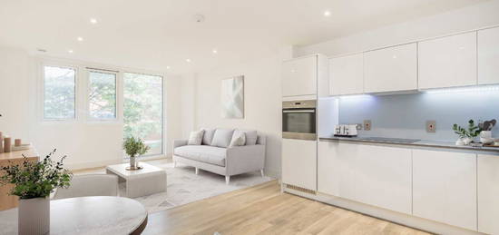 Flat for sale in Hyde Lane, London SW11